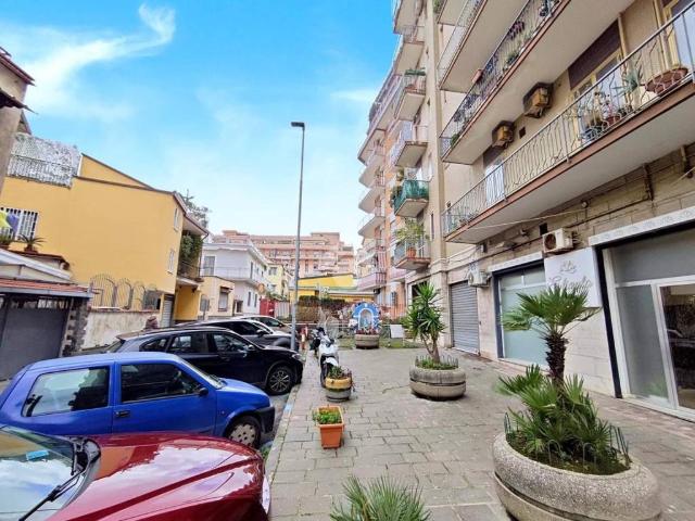 Locale Commerciale in vendita a Castellammare Di Stabia, Campania