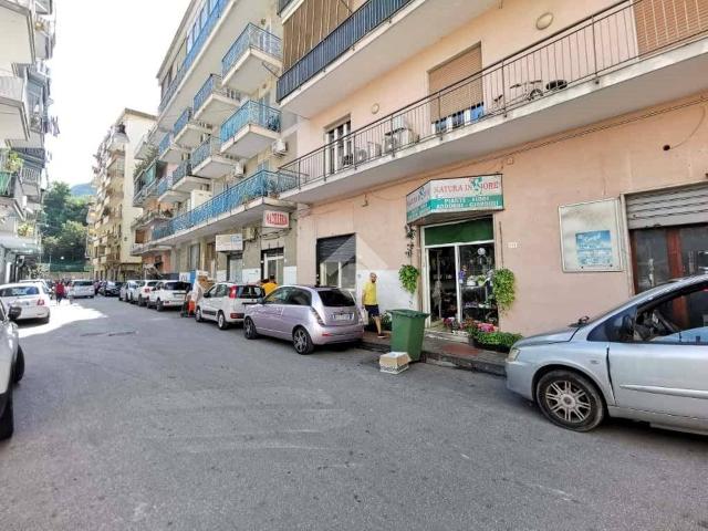 Locale Commerciale in vendita a Castellammare Di Stabia, Campania