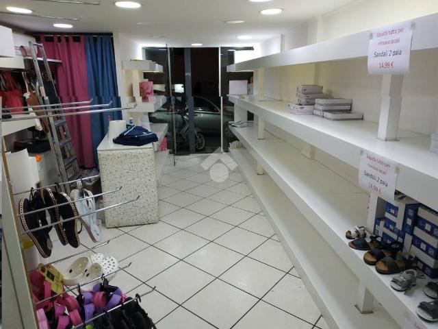 Locale Commerciale in vendita a Castellammare Di Stabia, Campania
