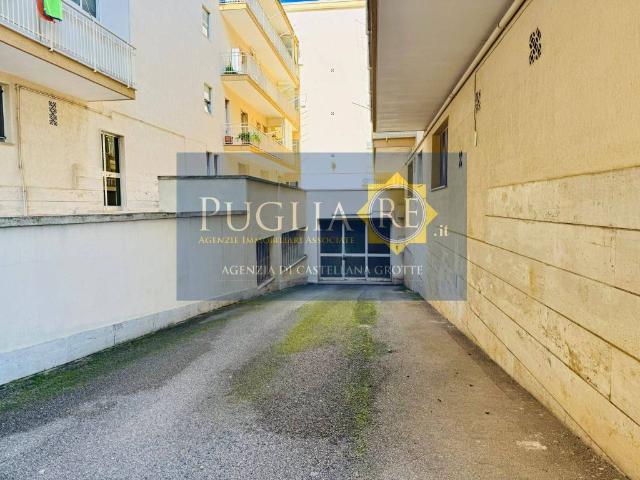 Locale Commerciale in vendita a Puglia, Bari