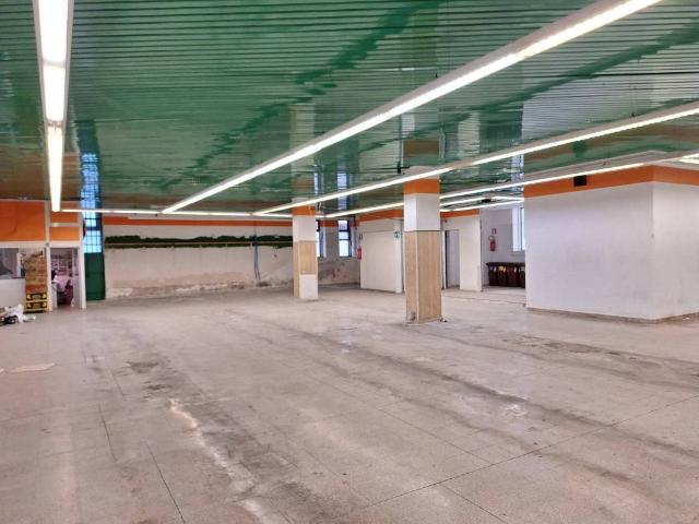 Locale Commerciale in vendita a Puglia, Bari