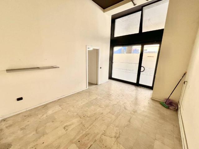 Locale Commerciale in vendita a Castegnate, Castellanza