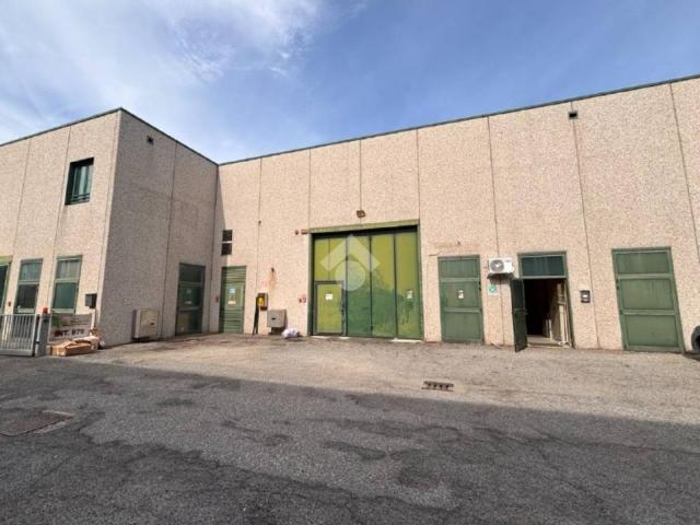 Locale Commerciale in vendita a Castellanza, Varese