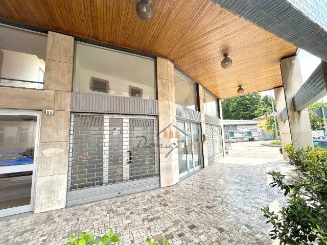 Locale Commerciale in vendita a Castegnate, Castellanza