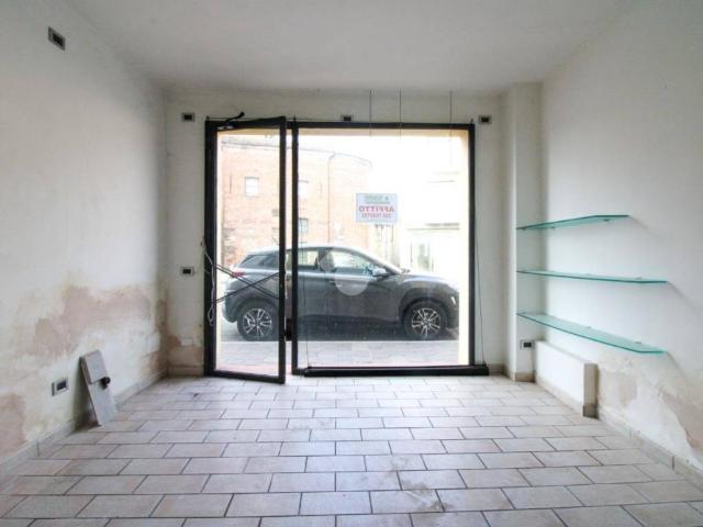 Locale Commerciale in vendita a Castelleone, Lombardia