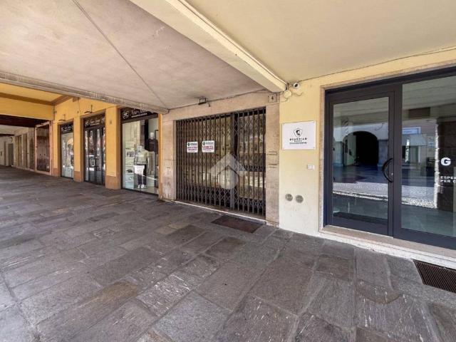 Locale Commerciale in vendita a Castelleone, Lombardia
