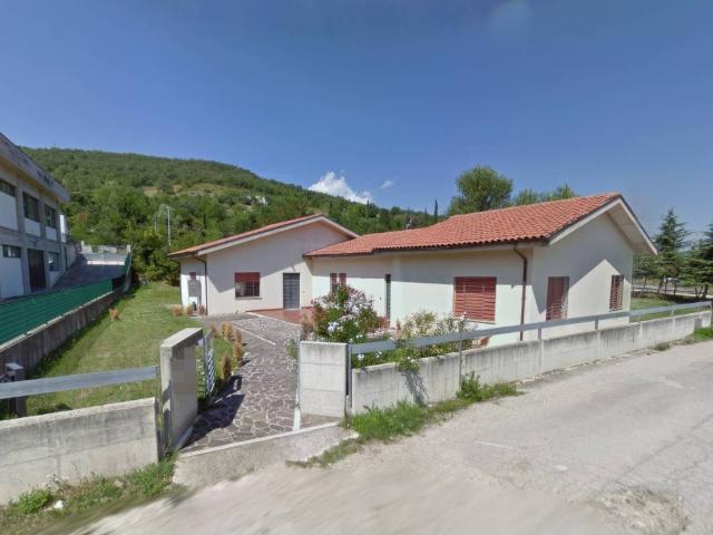 Locale Commerciale in vendita a Castelli, Abruzzo