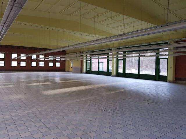 Locale Commerciale in vendita a Castelmarte, Lombardia