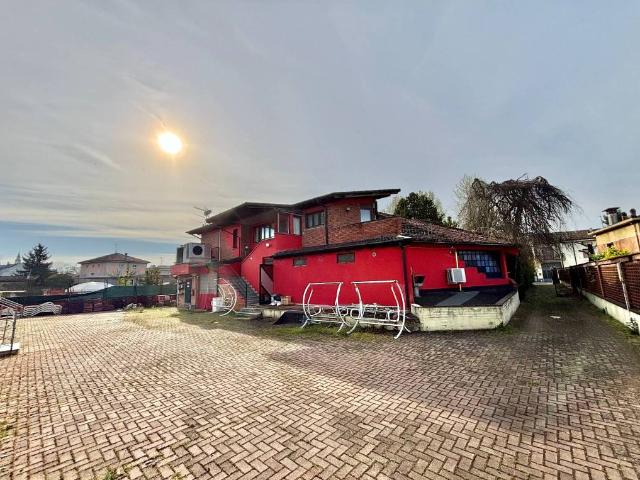 Locale Commerciale in vendita a Castelnuovo Bocca D'adda, Lombardia