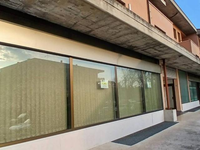 Locale Commerciale in vendita a Castelnuovo Del Garda, Veneto