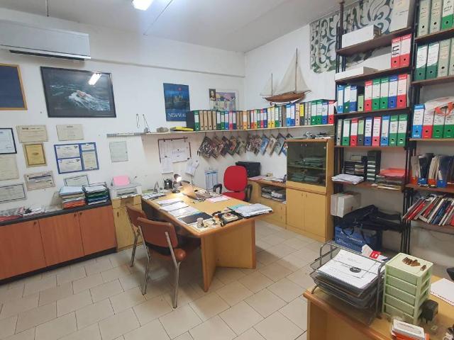 Locale Commerciale in vendita a Castelnuovo Magra, Liguria