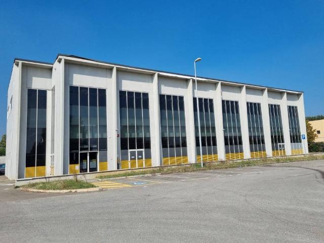 Locale Commerciale in vendita a Unione di comuni Terre di Castelli, Castelnuovo Rangone