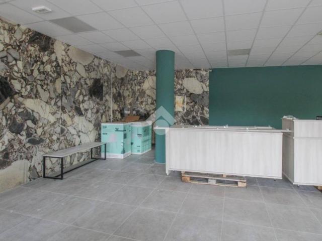 Locale Commerciale in vendita a Unione di comuni Terre di Castelli, Castelnuovo Rangone