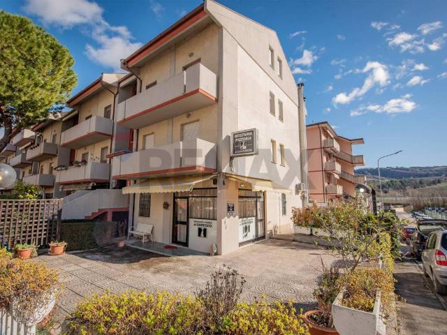 Locale Commerciale in vendita a Macine, Marche
