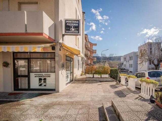 Locale Commerciale in vendita a Macine, Marche