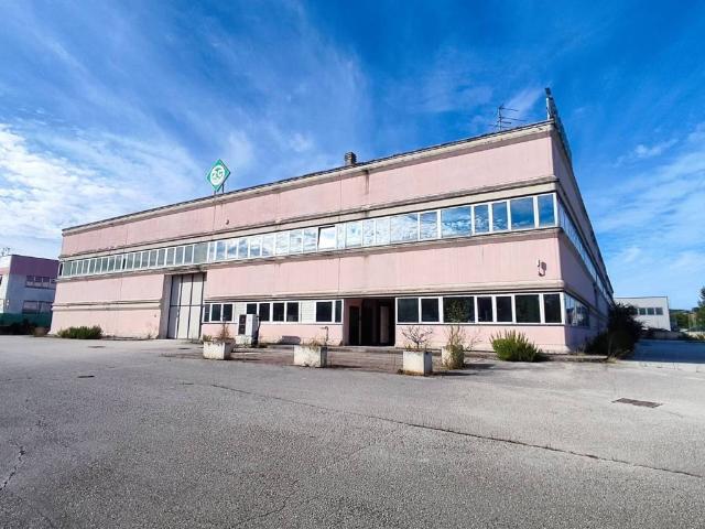 Locale Commerciale in vendita a Marche, Ancona
