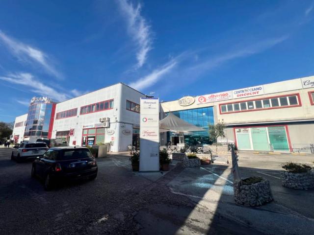 Locale Commerciale in vendita a Marche, Ancona