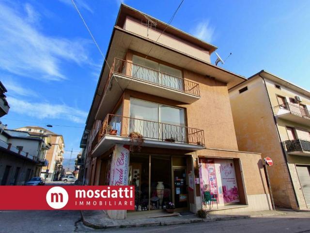 Locale Commerciale in vendita a Marche, Macerata