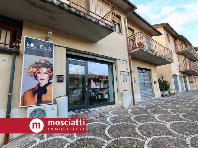 Locale Commerciale in vendita a Marche, Macerata