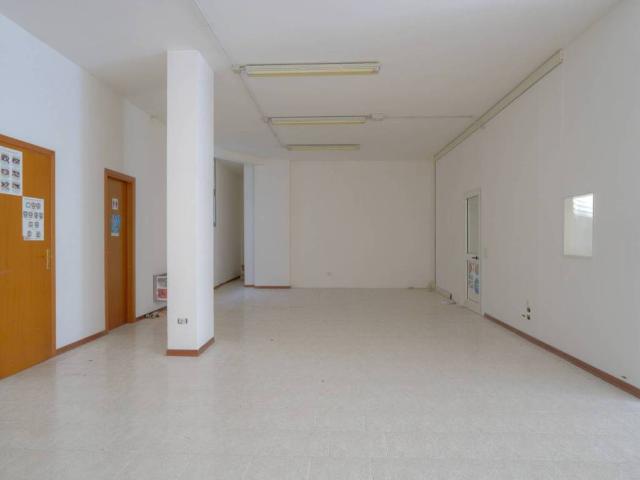 Locale Commerciale in vendita a Marche, Macerata