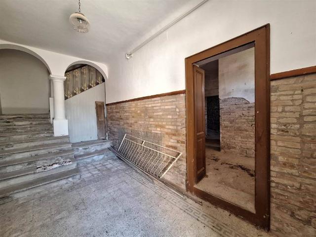 Locale Commerciale in vendita a Marche, Macerata
