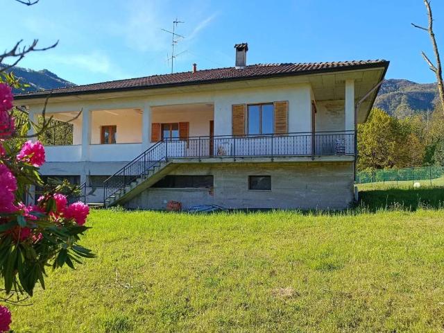Locale Commerciale in vendita a Comunità Montana Valli del Verbano, Castelveccana