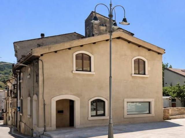 Locale Commerciale in vendita a Castelvecchio Subequo, Abruzzo
