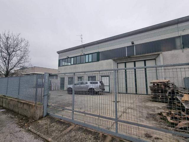 Locale Commerciale in vendita a Castelverde, Lombardia