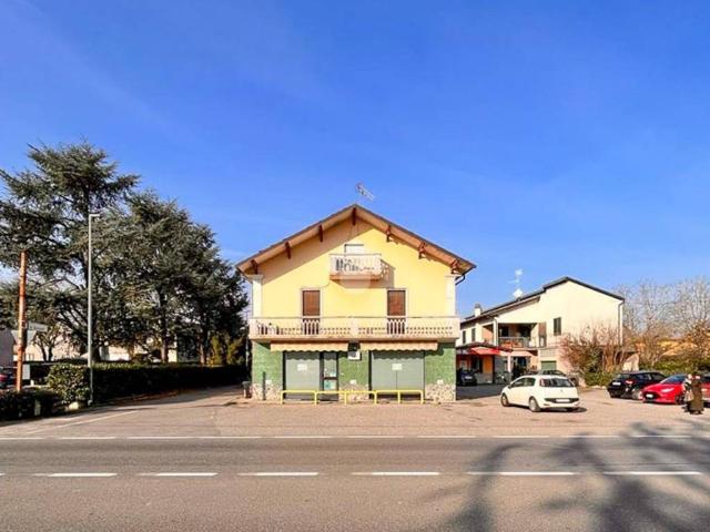 Locale Commerciale in vendita a Castelvetro Piacentino, Reggio Emilia