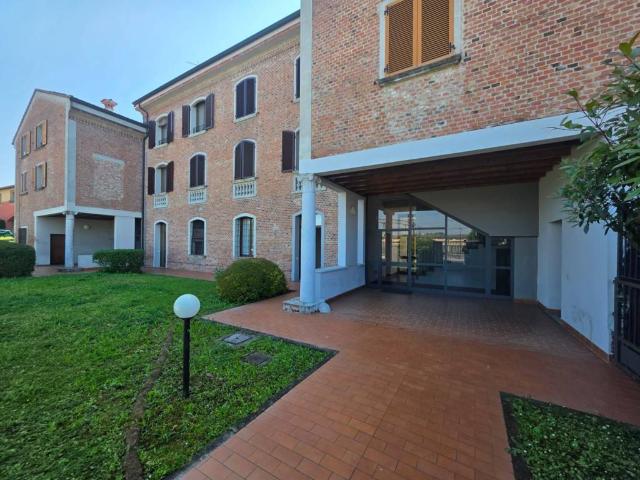 Locale Commerciale in vendita a Castelvetro Piacentino, Reggio Emilia
