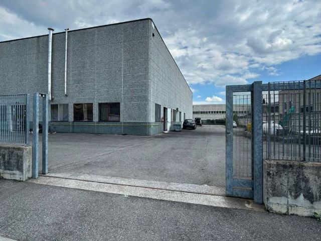 Locale Commerciale in vendita a Castenedolo, Brescia
