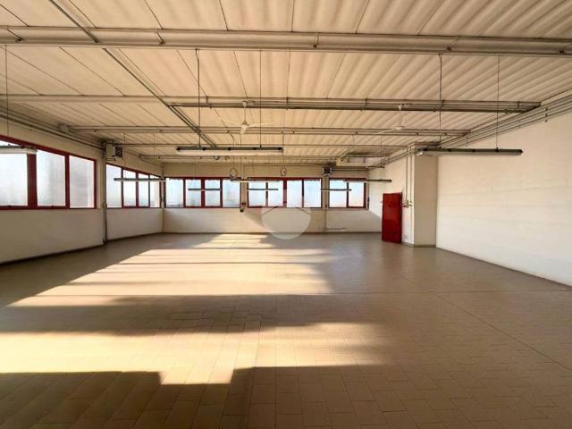 Locale Commerciale in vendita a Capodimonte, Castenedolo