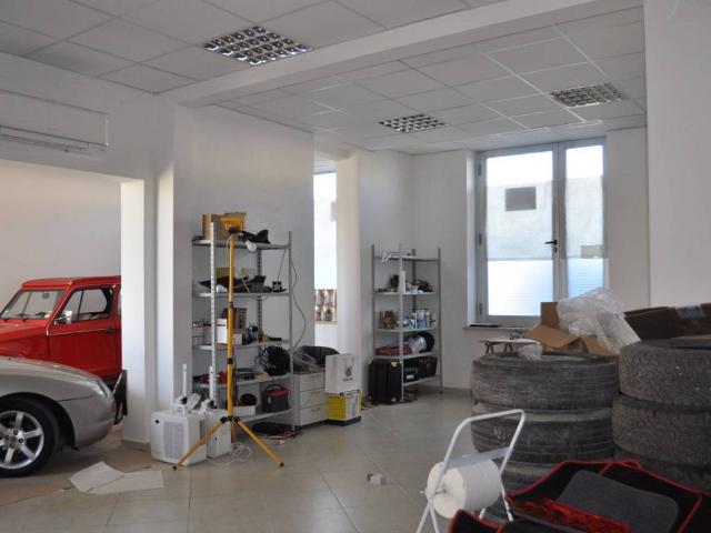 Locale Commerciale in vendita a Porto, Gioiella