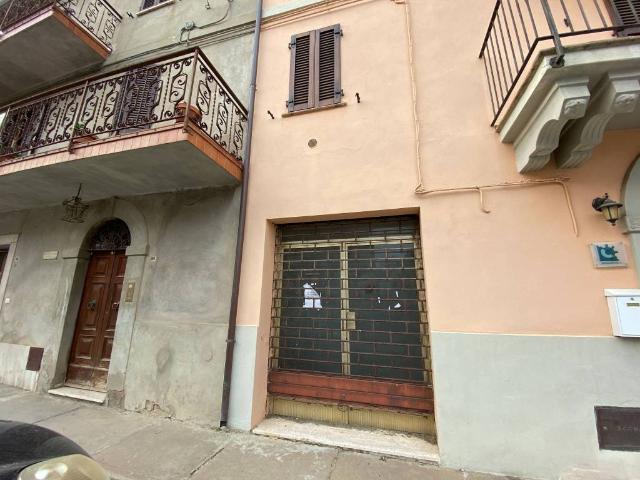 Locale Commerciale in vendita a Poggetto, Gioiella