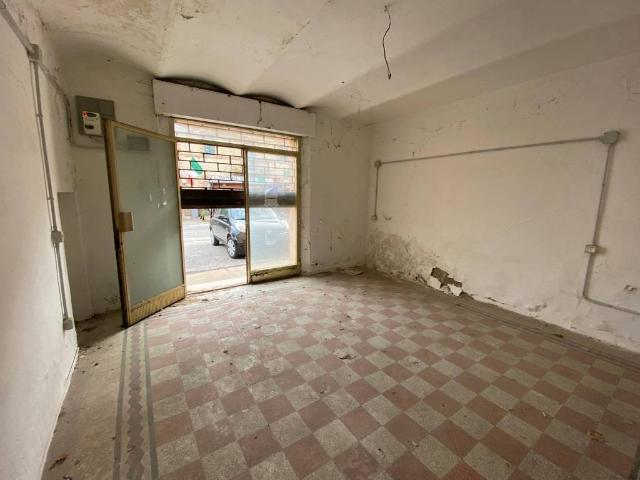 Locale Commerciale in vendita a Poggetto, Gioiella
