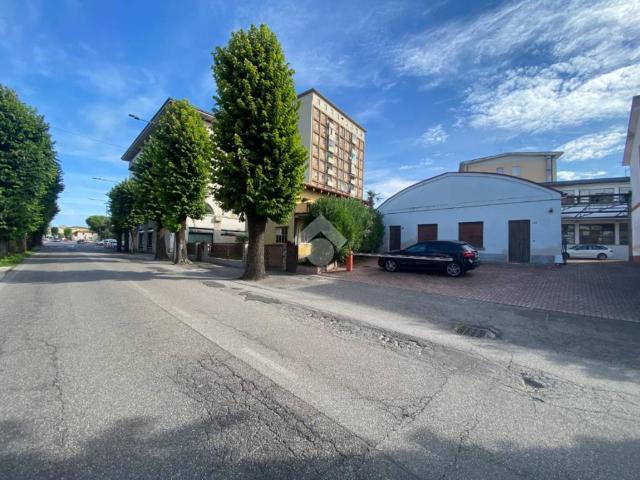 Locale Commerciale in vendita a Castiglione Delle Stiviere, Lombardia
