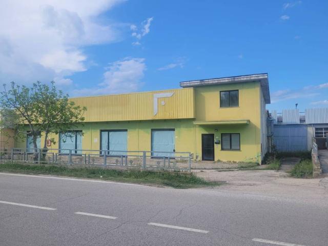 Locale Commerciale in vendita a Castiglione Messer Raimondo, Abruzzo