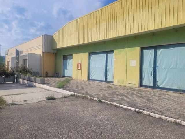 Locale Commerciale in vendita a Castiglione Messer Raimondo, Abruzzo