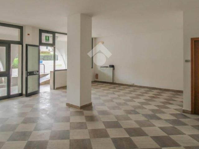 Locale Commerciale in vendita a Castrezzato, Brescia