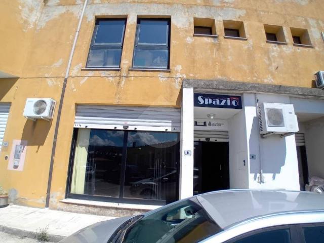Locale Commerciale in vendita a Calabria, Cosenza