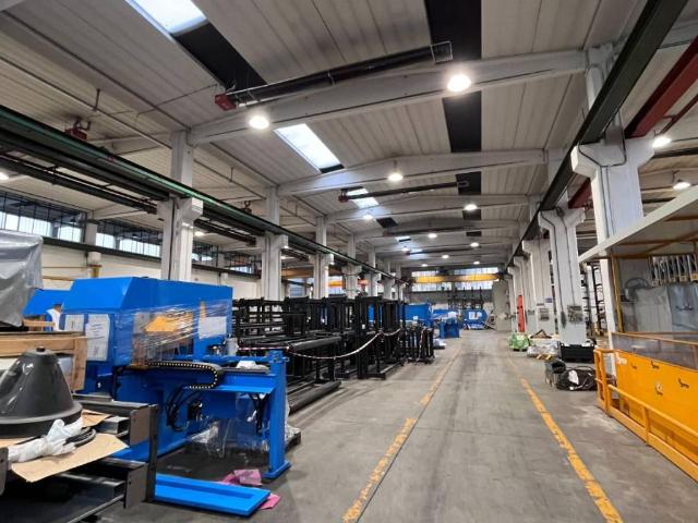 Locale Commerciale in vendita a Castronno, Lombardia