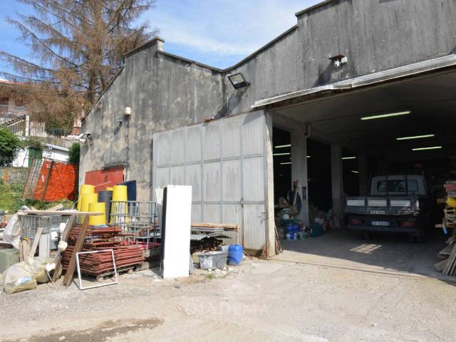 Locale Commerciale in vendita a Castronno, Lombardia