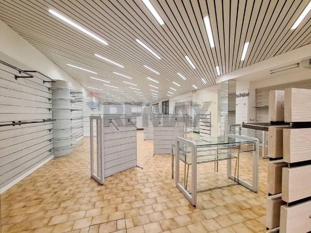 Locale Commerciale in vendita a Castronno, Lombardia