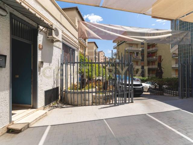 Locale Commerciale in vendita a Borgo-Sanzio, Catania