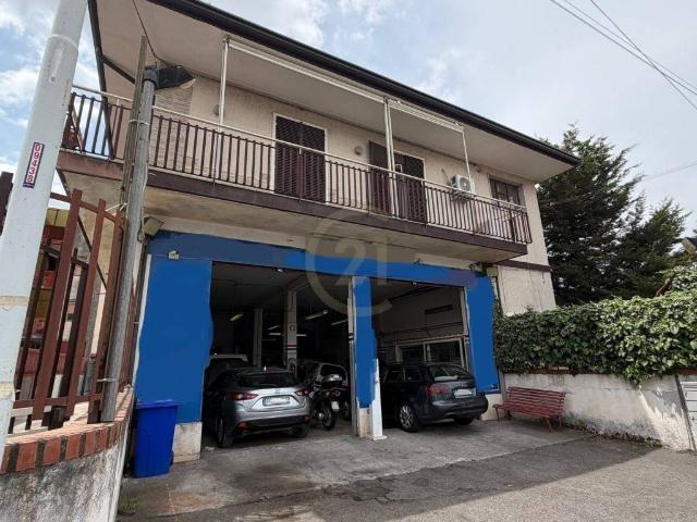 Locale Commerciale in vendita a San Giovanni Galermo-Trappeto-Cibali, Catania