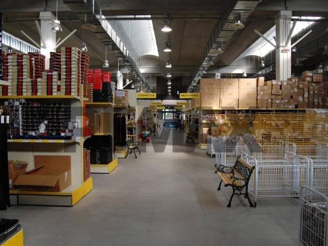 Locale Commerciale in vendita a San Giorgio-Librino-San Giuseppe la Rena-Zia Lisa-Villaggio Sant'Agata, Catania