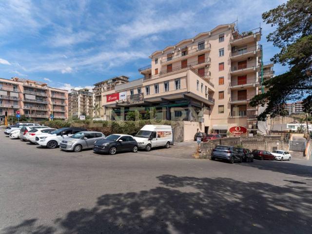 Locale Commerciale in vendita a Borgo-Sanzio, Catania