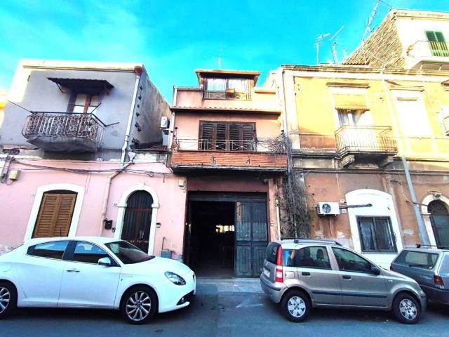 Locale Commerciale in vendita a Picanello-Ognina-Barriera-Canalicchio, Catania