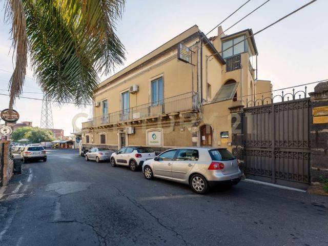 Locale Commerciale in vendita a San Giorgio-Librino-San Giuseppe la Rena-Zia Lisa-Villaggio Sant'Agata, Catania