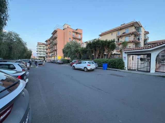 Locale Commerciale in vendita a Borgo-Sanzio, Catania